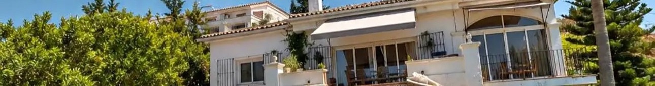 Three-bedroom Estepona home with panoramic city and coastline views