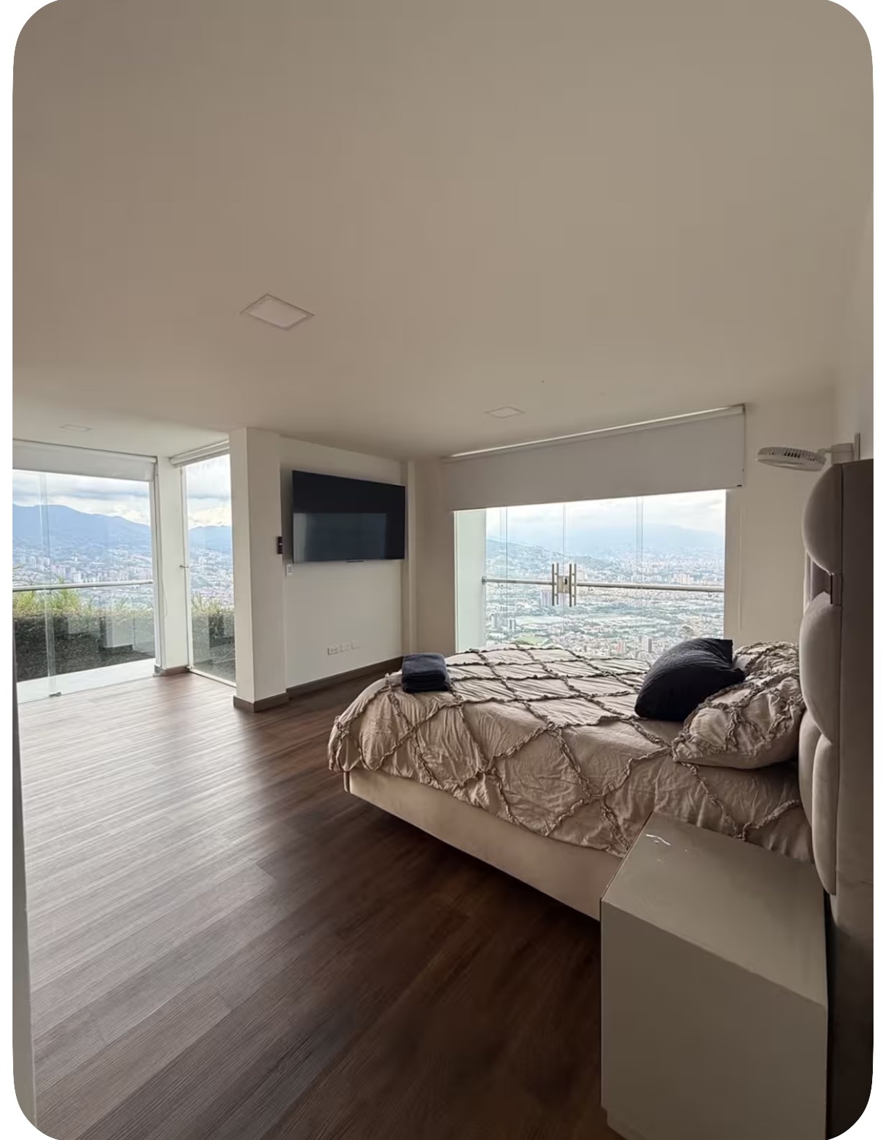Colombia seven-bedroom glass villa with city views, gallery photo 11