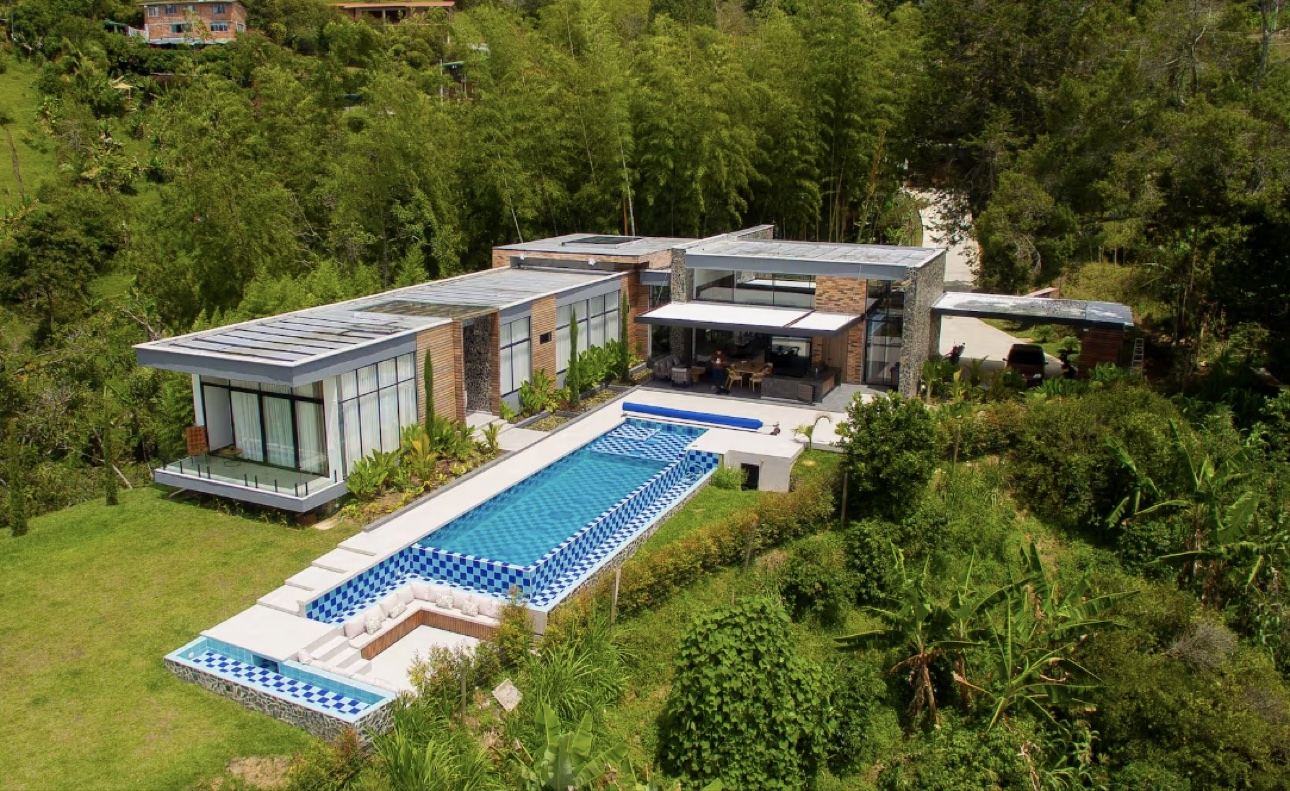 Five-bedroom lakeside villa and expansive pool terrace in Colombia