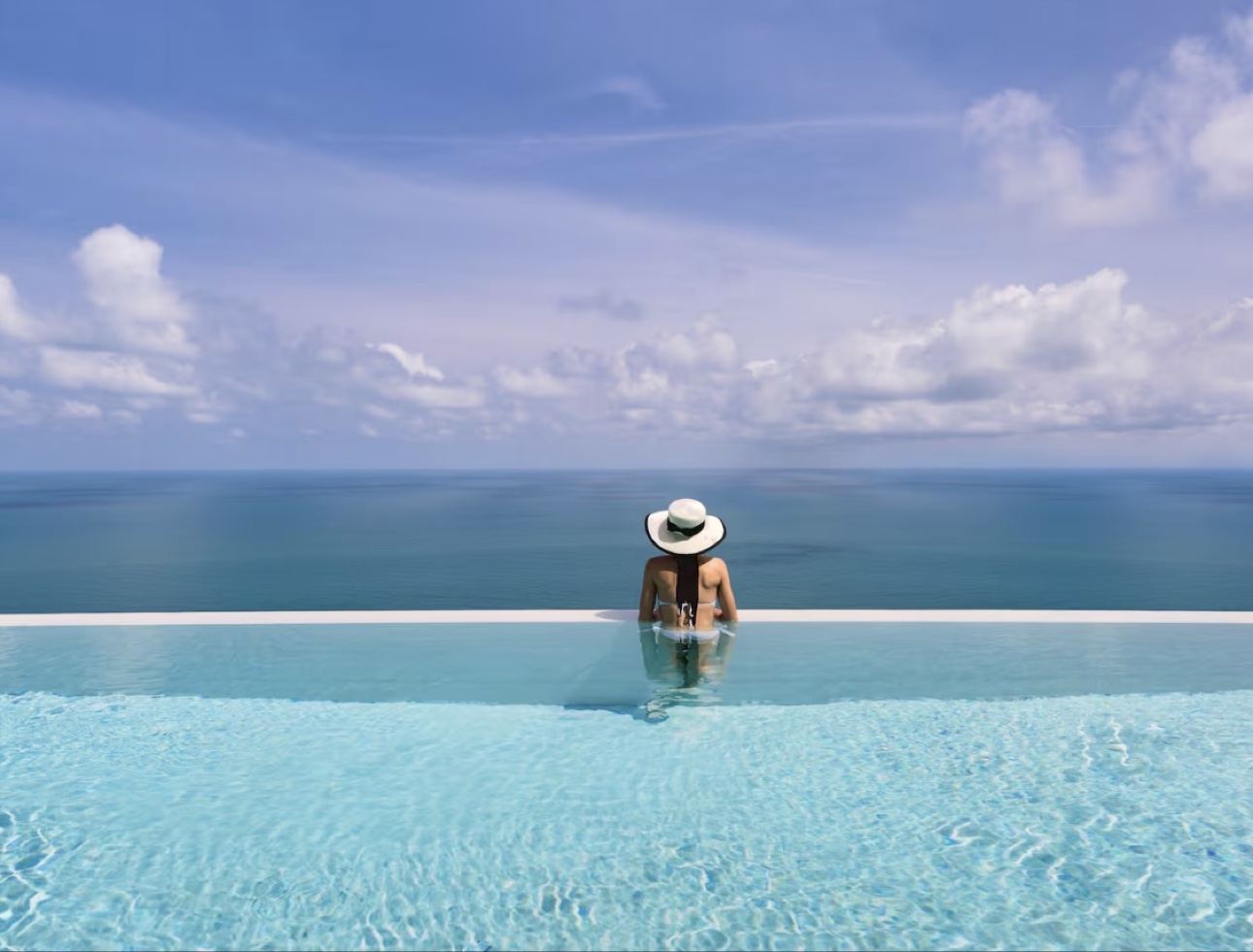 Infinity pool overlooking the sea at the five-bedroom oceanfront villa in Thailand