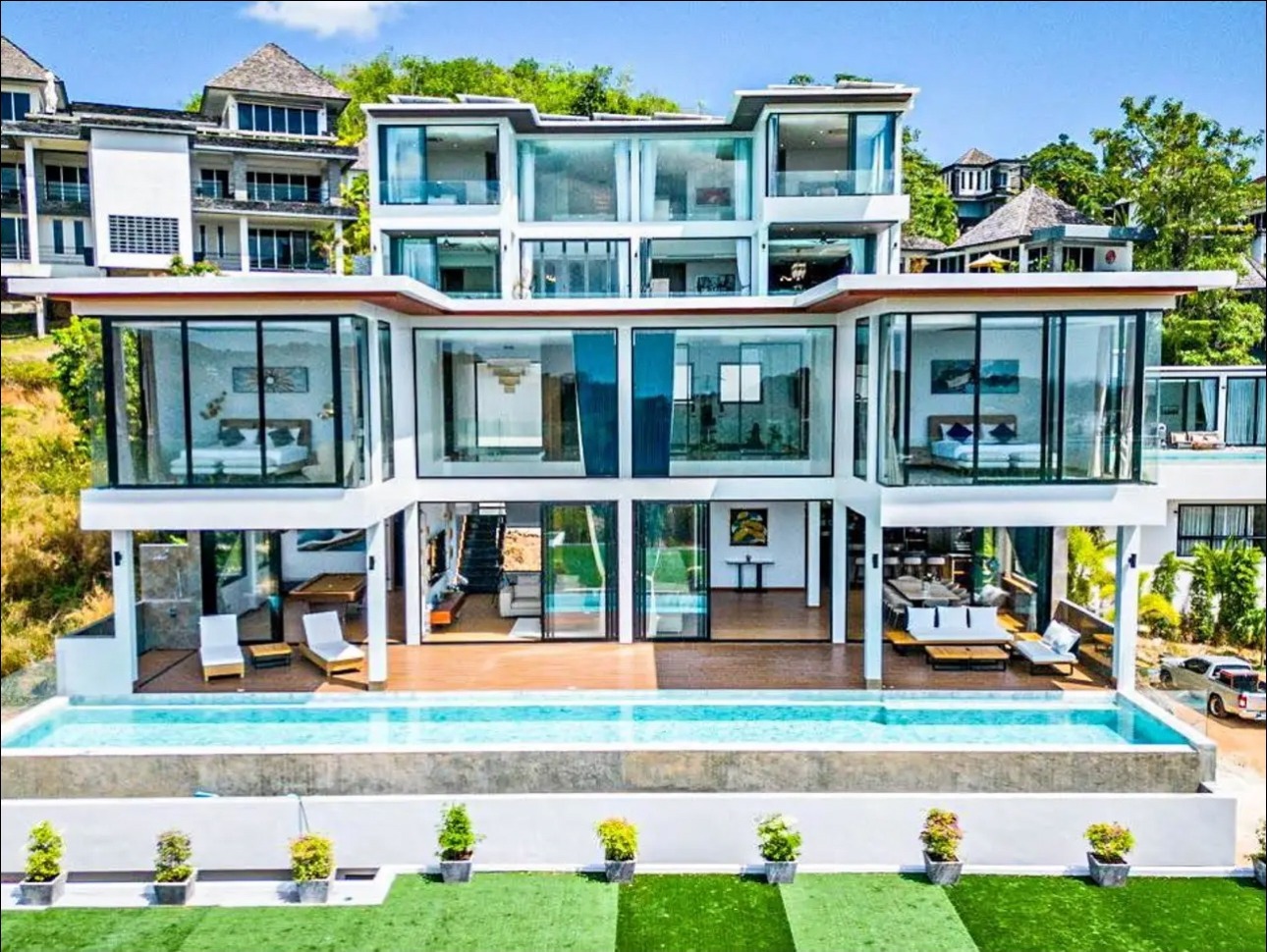 Six-bedroom Thailand villa with an amazing infinity pool